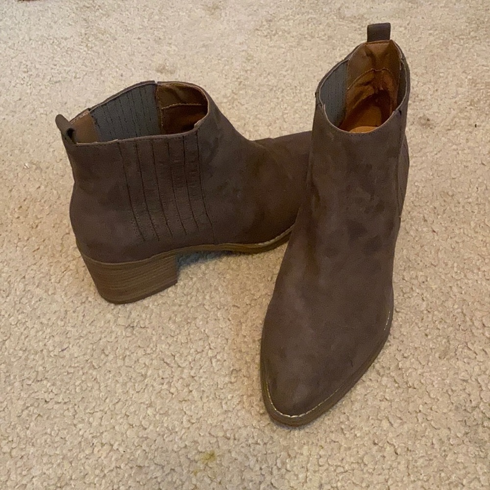 Universal Thread Size 10 Boots - image 1